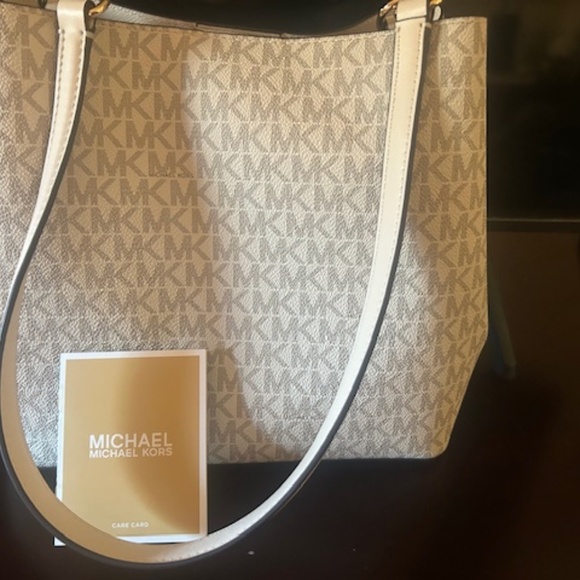 Michael Kors medium logo shoulder bag - Picture 3 of 6